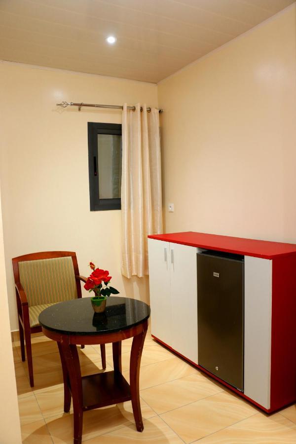 Hotel Laval Abidjan Bagian luar foto