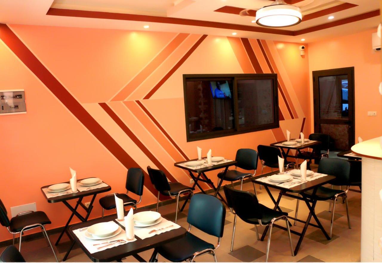 Hotel Laval Abidjan Bagian luar foto